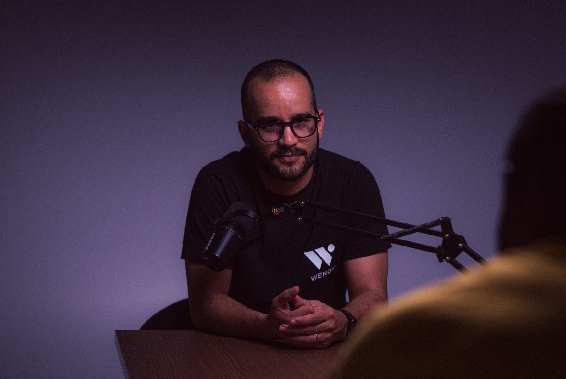 Podcast — hôte au micro